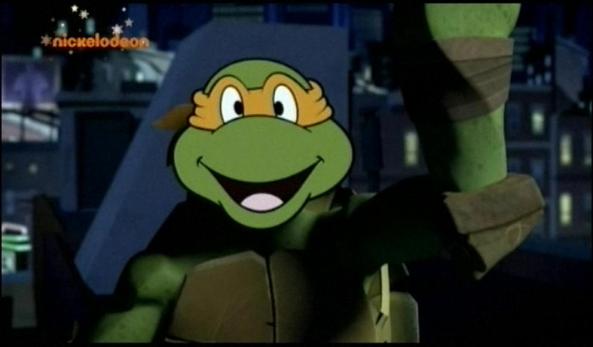 Mikey mit einer Maske von seinem Gesicht.