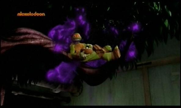 Mikey hat ein neues Spielzeug. Rauchbomben!