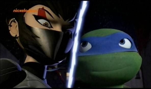 Leonardo versucht Karai zu beeindrucken.