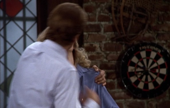 Sam küsst Diane. Doch das bleibt nicht ohne Folgen.