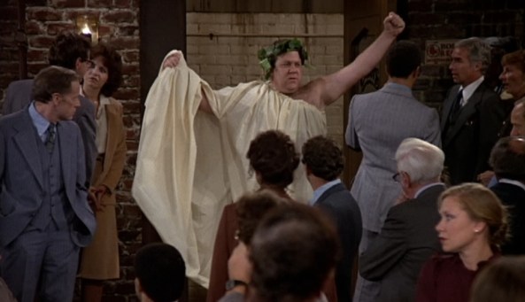 Norman ist der Einzige der angemessen gekleidet erscheint.