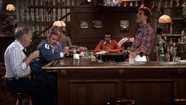 Sam zeigt sein Talent beim Glaserschubsen, indem er ein Bierglaus um die Kurve über den Tresen schiebt.