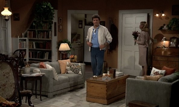 Sam ist zum ersten Mal in Dianes Wohnung.