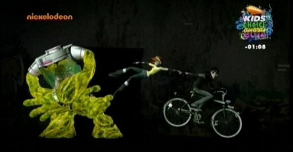 Kaum, dass sich April und Casey kennen, muss er sie auch schon retten.