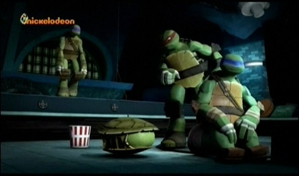 MIkey versteckt sich vor Raphael.