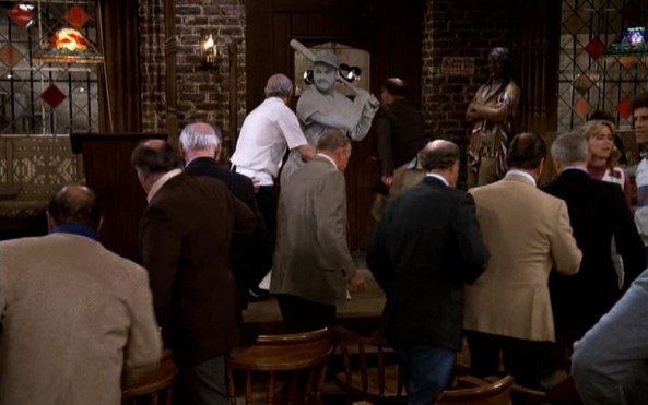 Jetzt geht es los. Alle wollen T-Bone (bzw. seinen Pappkameraden) lynchen.