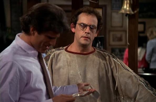 Sam versucht Phillip Bilder von Diane zu zeigen.