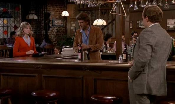 Frasier versucht Sam bei seinem "klitzekleinen" Alkoholproblem zu helfen.