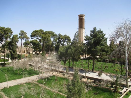 Persischer Garten mit einem Windturm