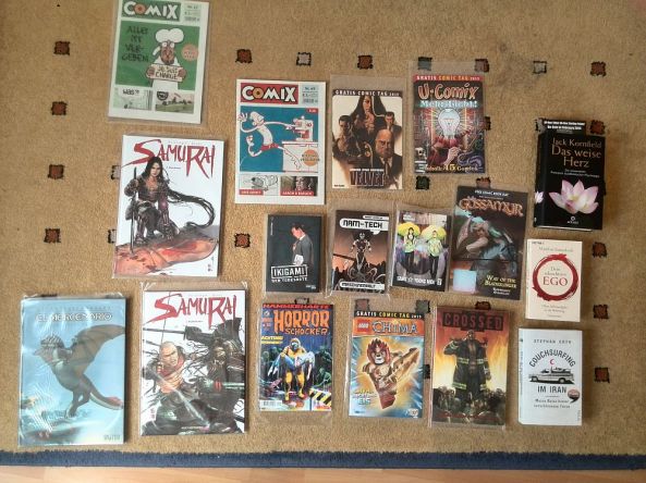 Lesestapel von Comics und Büchern