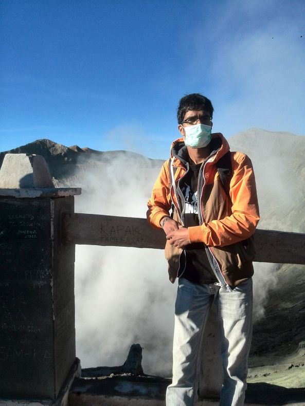 Ich stehe am Krater des Bromo Vulkan