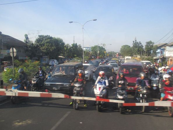 Warten bis der Zug vorbeigefahren ist