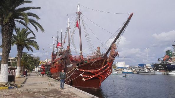 Ein Piratenschiff am Hafen
