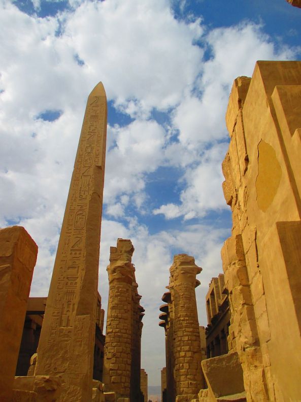 Der Obelisk bewacht die Säulenhalle in Karnak