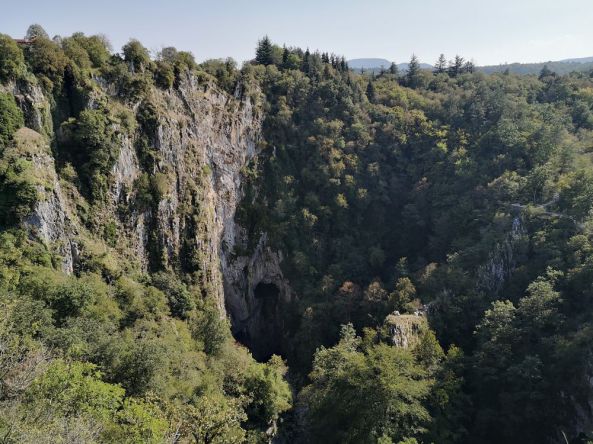 In die Höhle kann man hinein ...
